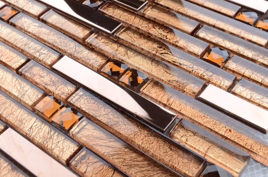 Mosaico de vidro em tiras coloridas douradas estilo russo